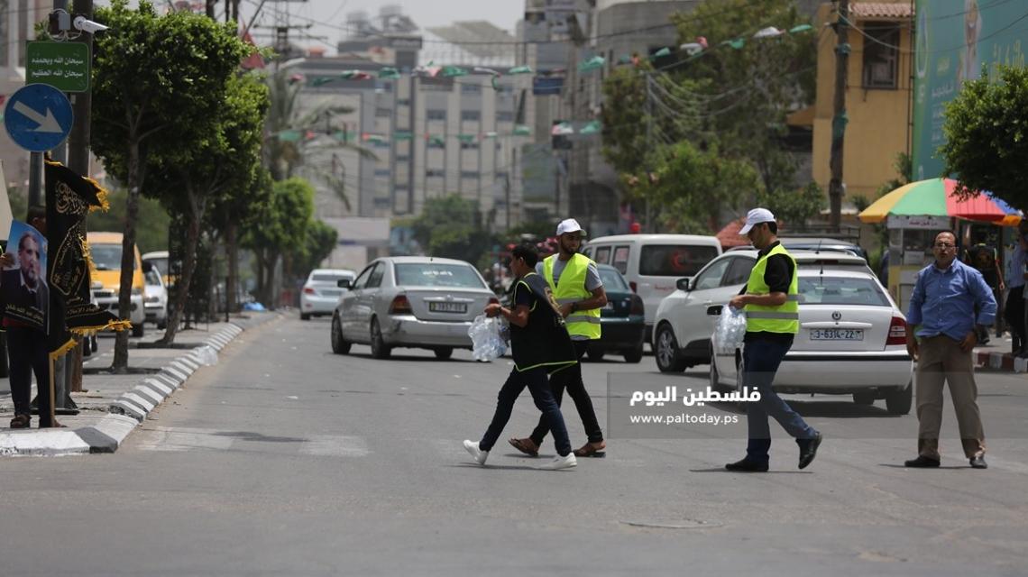 مجاهدو الجهاد الإسلامي يوزعون المياة على المارة والسائقين في ظل موجة الحر ضمن حملة "#سقيا_الخير "