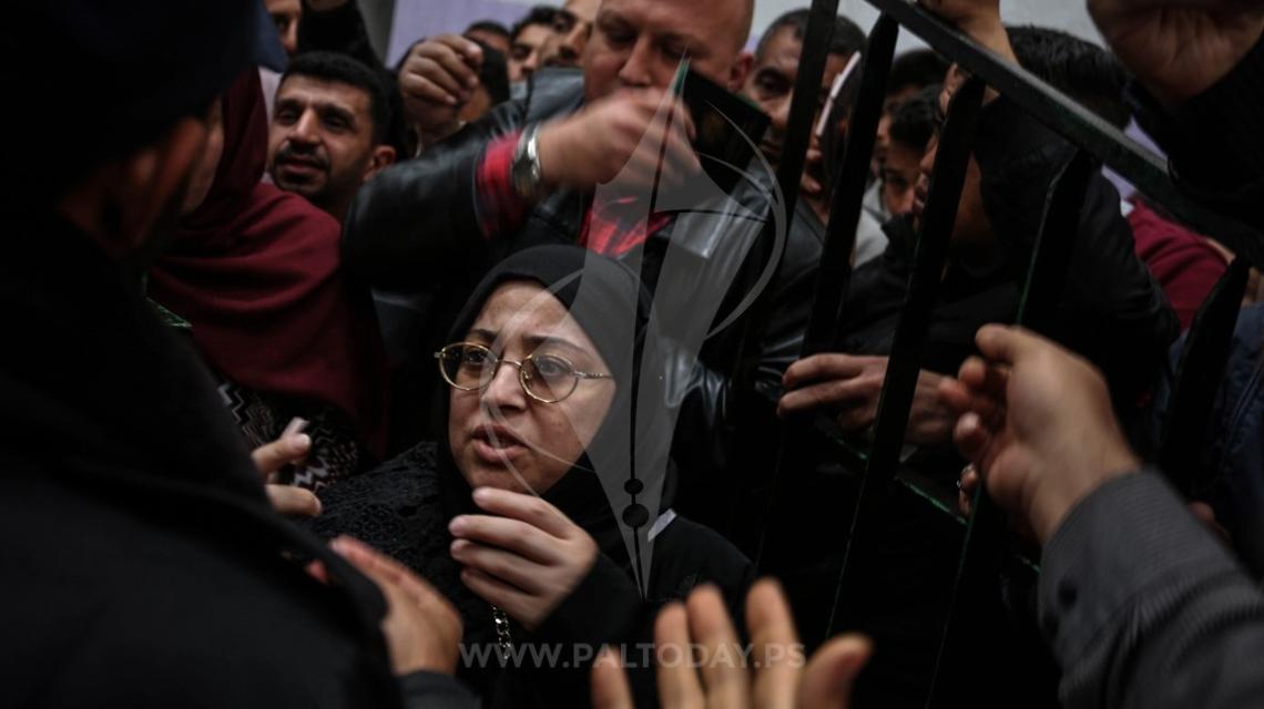 آلاف العالقين يتدفقون إلى صالة أبو يوسف النجار للتسجيل أسمائهم للسفر عبر معبر رفح البري