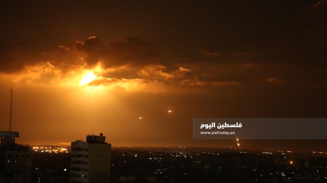 لحظة محاولة تصدي القبة الحديدية لصواريخ المقاومة شمال قطاع غزة