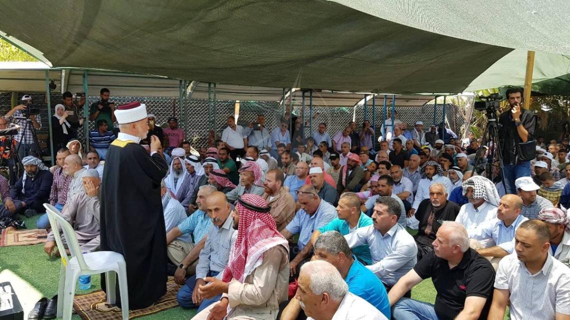 المئات يؤدون صلاة الجمعة بالخان الأحمر في مواجهة تهويده