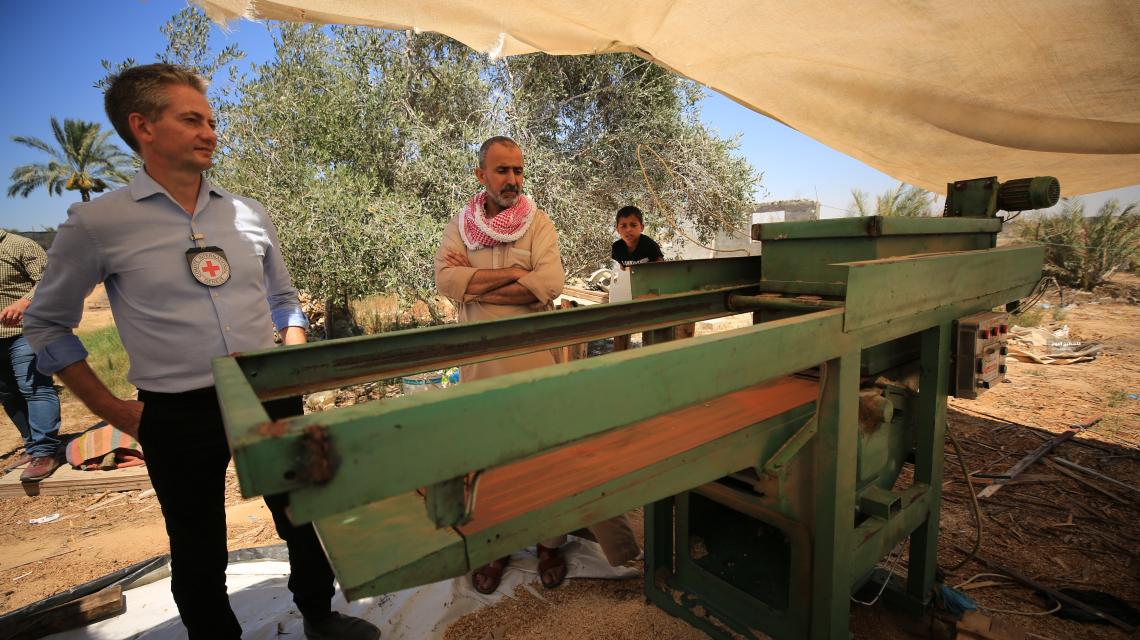 الصليب الاحمر يزور المشاريع التي تم تنفيذها وتمويلها في غزة
