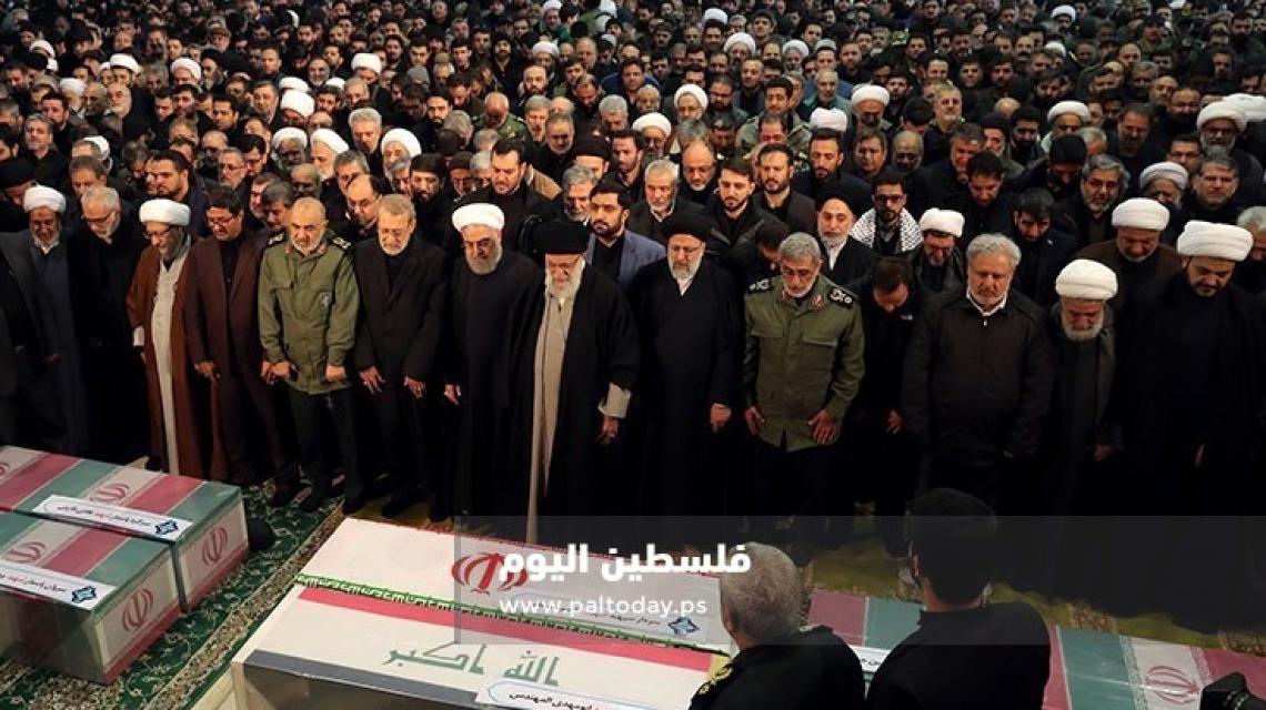 قائد الثورة الاسلامية يؤدي صلاة الجنازة على جثماني الشهيدين "سليماني"و"المهندس"