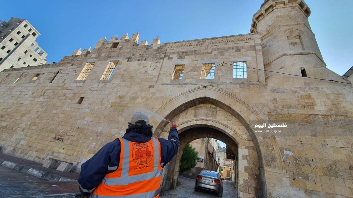 في اليوم الثاني من الاغلاق الشامل: بلدية خانيونس تُعقم مؤسسات والشوارع المحافظة