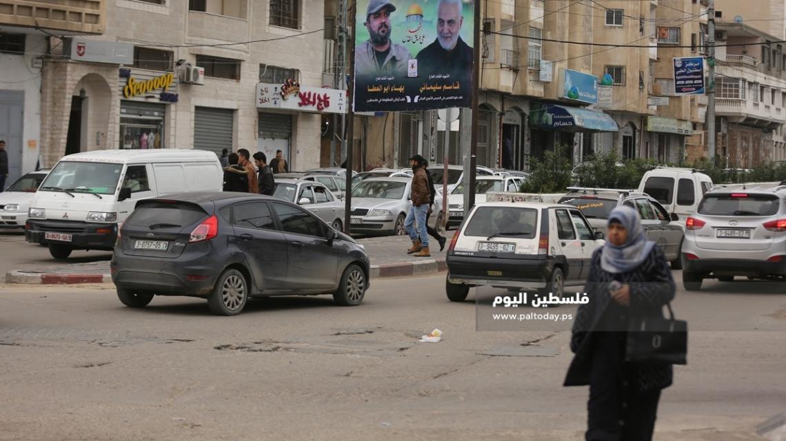 من قلب غزة تحية للشهيد القائد قاسم سليماني.. لوحة كبيرة تضم صورة تجمع الشهيدين قاسم سليماني وبهاء أبو العطا
