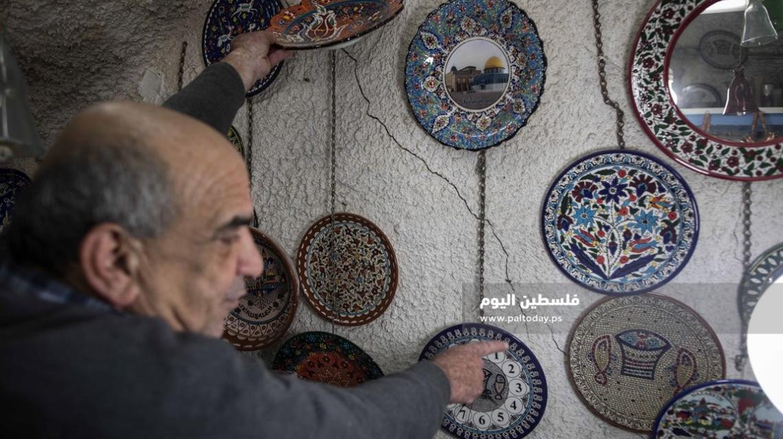تشققات وتصدعات وتسرب مياه في حوش النيرسات في حي باب السلسلة بسبب الحفريات