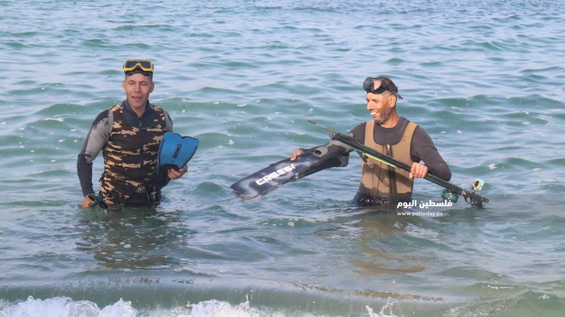 الغوص وسيلة الهواة في غزة لاستكشاف البحر والصيد