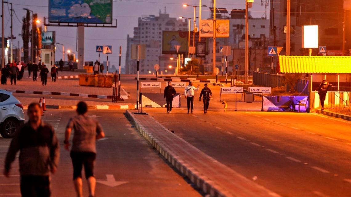 جانب من قيام المواطنين باداء الرياضة الصباحية على شاطئ بحر مدينة غزة*