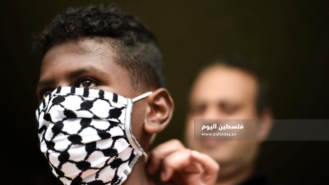كمامة بلون الكوفية الفلسطينية للحماية من كورونا 