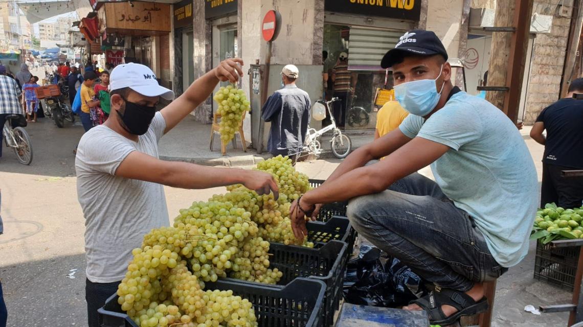 فتح المحال وتحركات المواطنين لشراء حاجياتهم في المناطق التي تم تخفيف الإجراءات فيها 