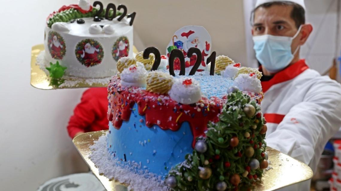 صاحب محل كيك جنوب القطاع يصنع قوالب الجاتوهات بشعار كورونا والعام الجديد