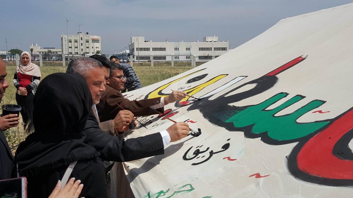 مهرجون ورسامون يقاومون "إسرائيل" على طريقتهم الخاصة شرق غزة