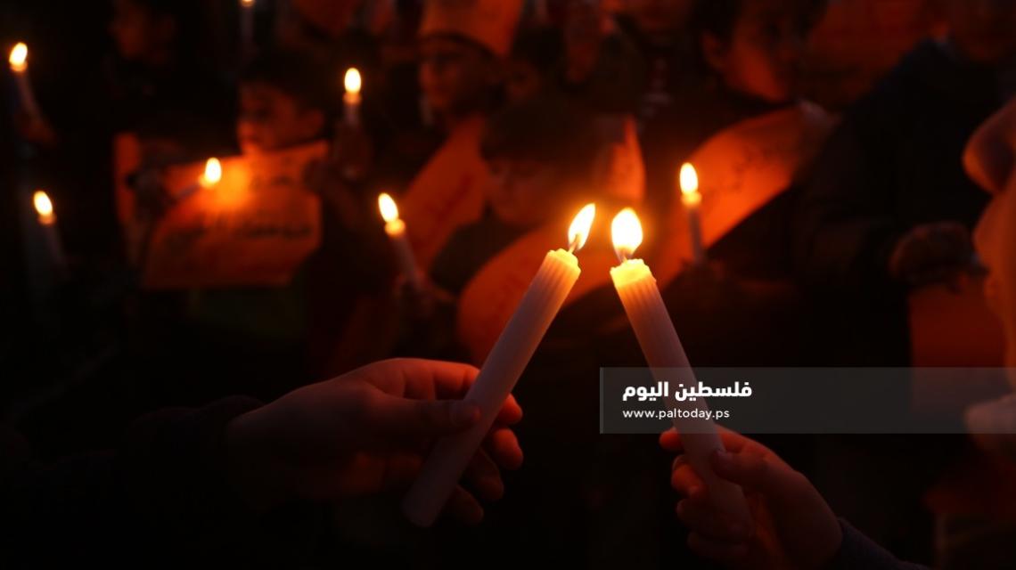 أطفال غزة يشعلون الشموع رفضا لصفقة القرن شمال قطاع غزة