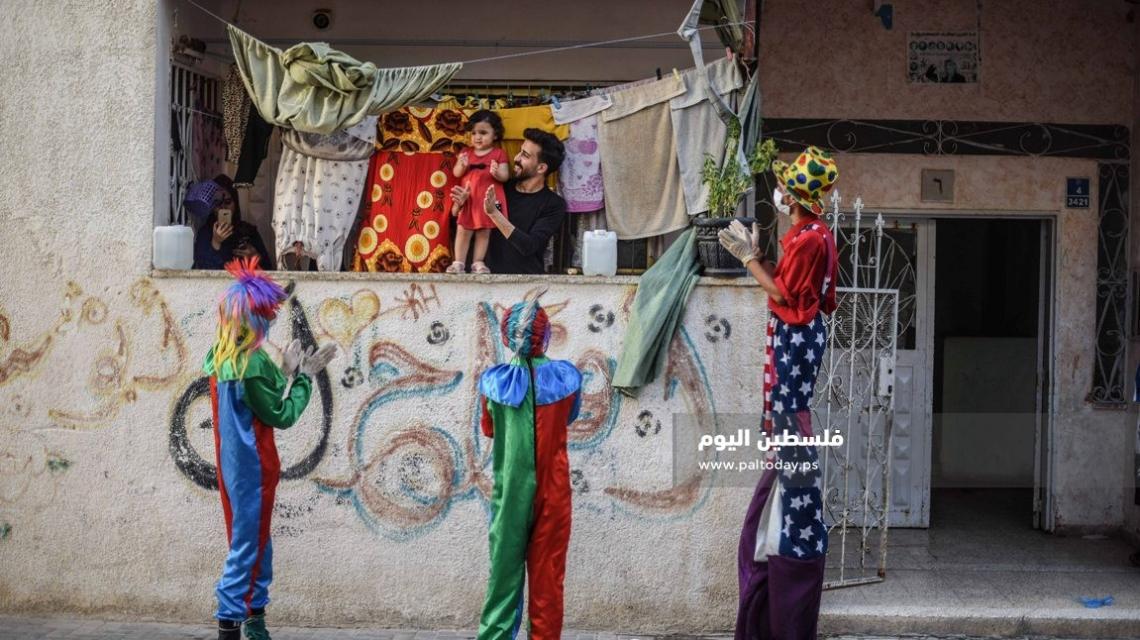 مهرجون يكسرون ملل الحجر المنزلي لأطفال قطاع غزة