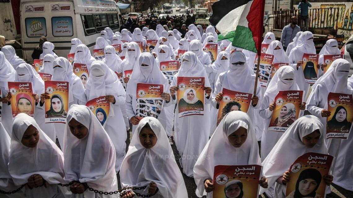 العمل النسائي تنظم فعالية تضامنية مع الأسيرات عشية يوم الأسير الفلسطيني