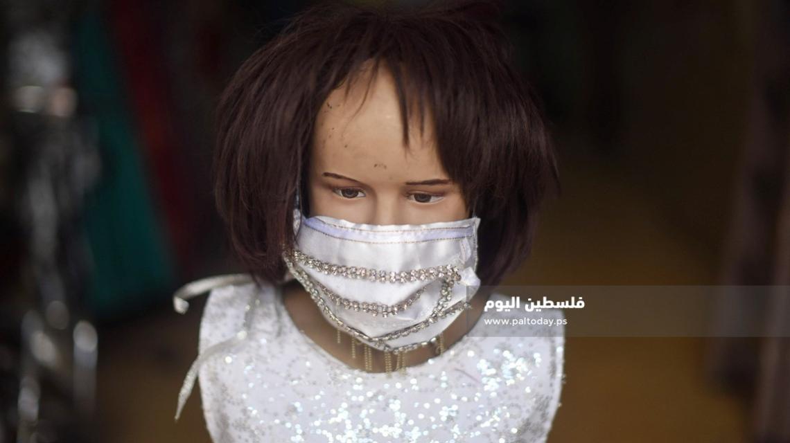 غزية تصمم كمامات " سواريه " للعرائس فى زمن كورونا 