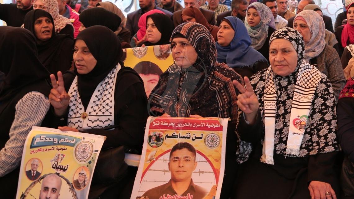 اعتصام اهالى الاسرى امام مقر الصليب الاحمر بمدينة غزة