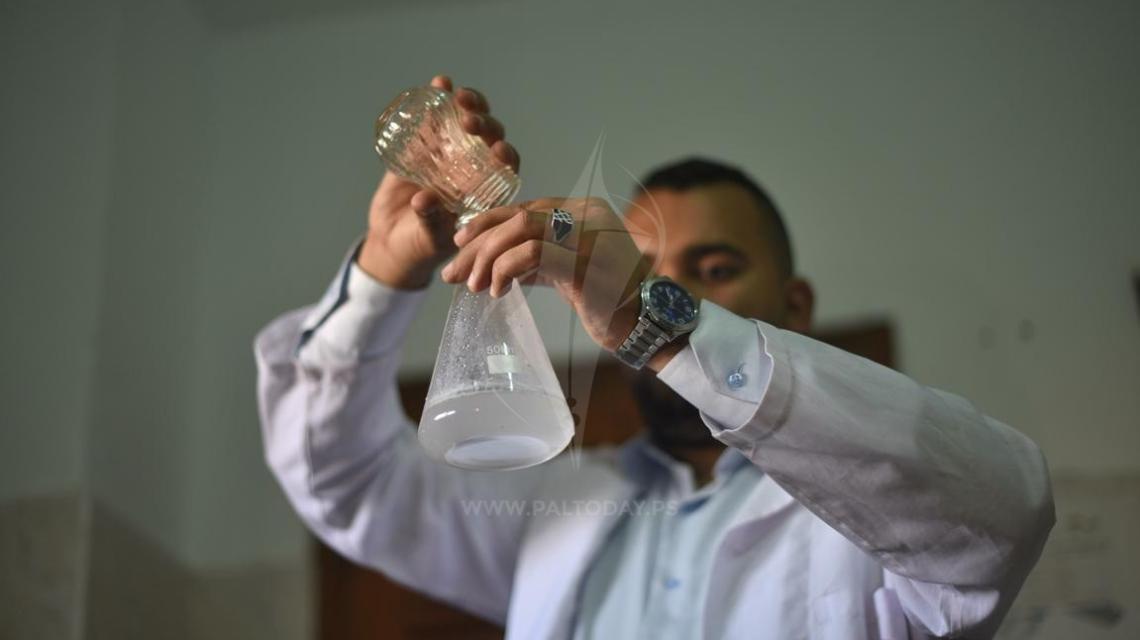 شاب فلسطيني يدشن أول مصنع للزيوت الطبية في غزة