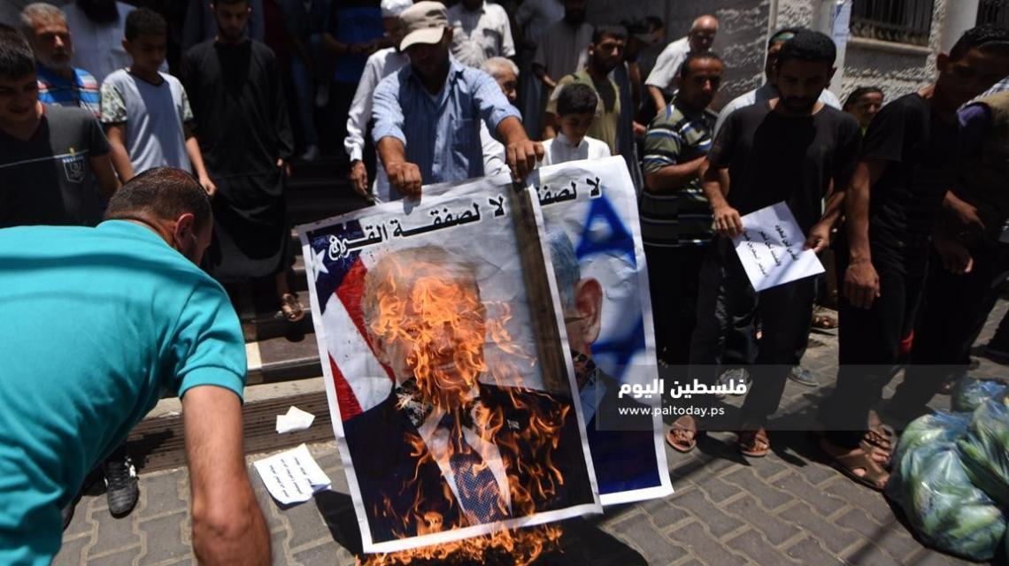 إحراق صور ترامب ونتنياهو بخانيونس ضمن الاحتجاجات على ورشة البحرين