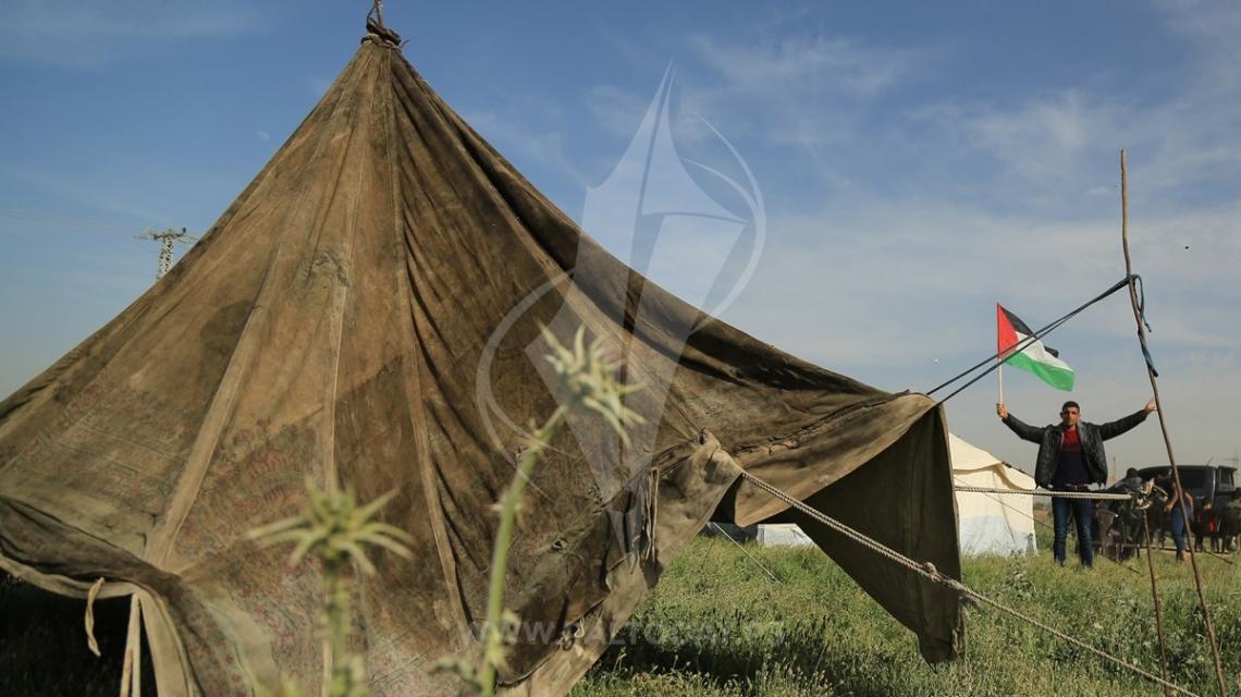 نصب "خيام العودة" على حدود قطاع غزة استعداداً للمسيرة الكبرى