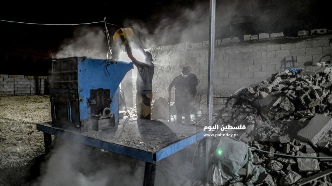 عمال فلسطينيون يرتدون الاقنعة الواقية خشية من كورونا أثناء ممارسة مهنتهم الشاقة في ليل رمضان