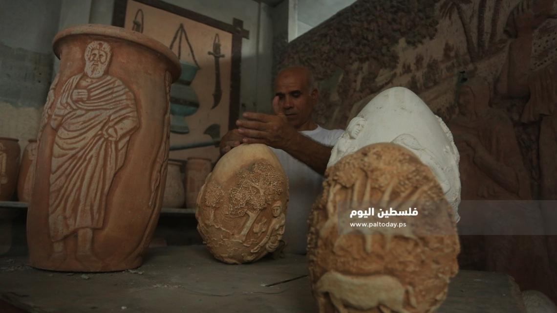 الفنان بسام الحجار يمارس فن  النحت على الفخار في مدينة غزة 