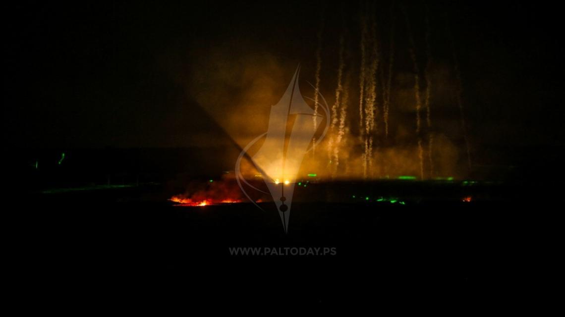 صور مواجهات وحدةالإرباك الليلى مع جنود الاحتلال قرب الحدود الشرقية لقطاع غزة