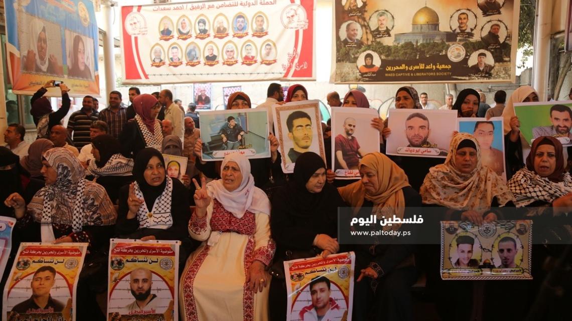 اعتصام اهالى الاسرى امام مقر الصليب الاحمر بمدينة غزة