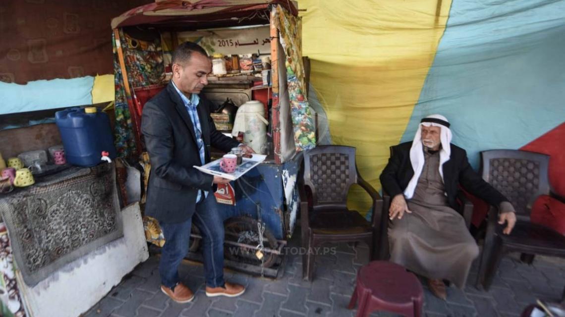 هانى السالمي كاتب وروائي فلسطيني . يفتتح بسطة للقهوة 
