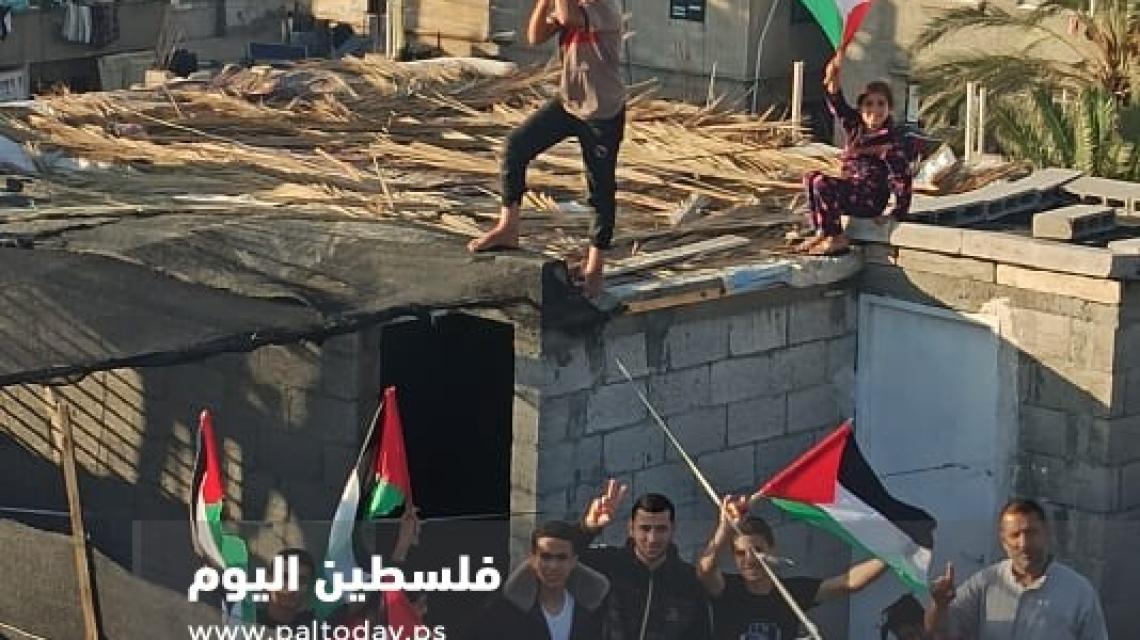 غزة :عائلاتٌ ترفع أعلام فلسطين فوق منازلها رفضًا للتطبيع العربي مع الاحتلال
