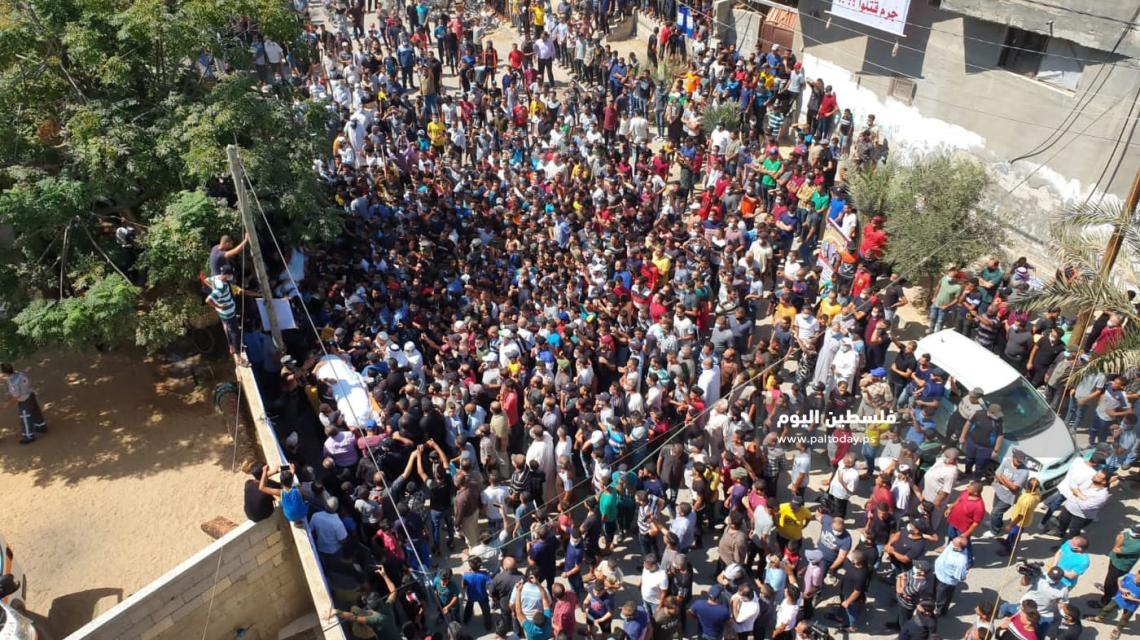 آلاف الجماهير الغاضبة تشيع جثماني شهيدين في دير البلح الذين قتلا بنيران الجيش المصري