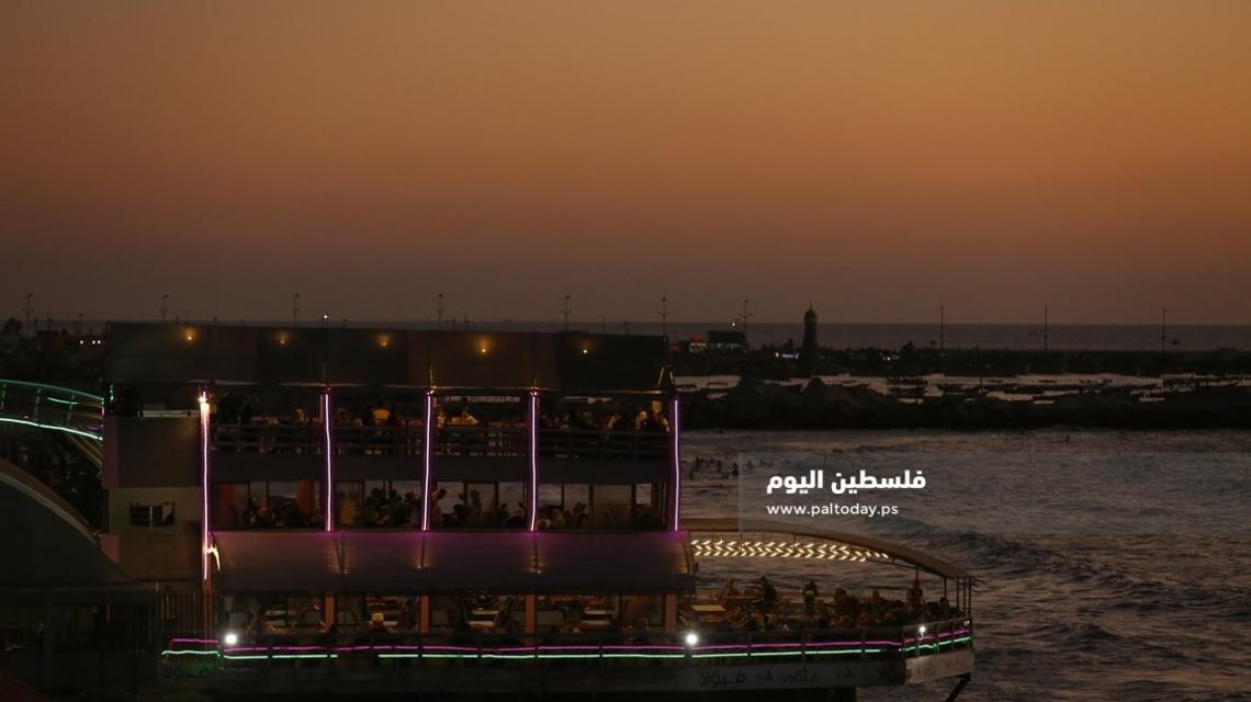 منظر خلاب مع غروب الشمس غرب غزة