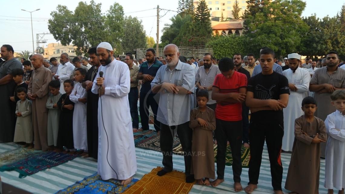 الجهاد الإسلامي تؤدي صلاة العيد في العراء بمحافظات قطاع غزة
