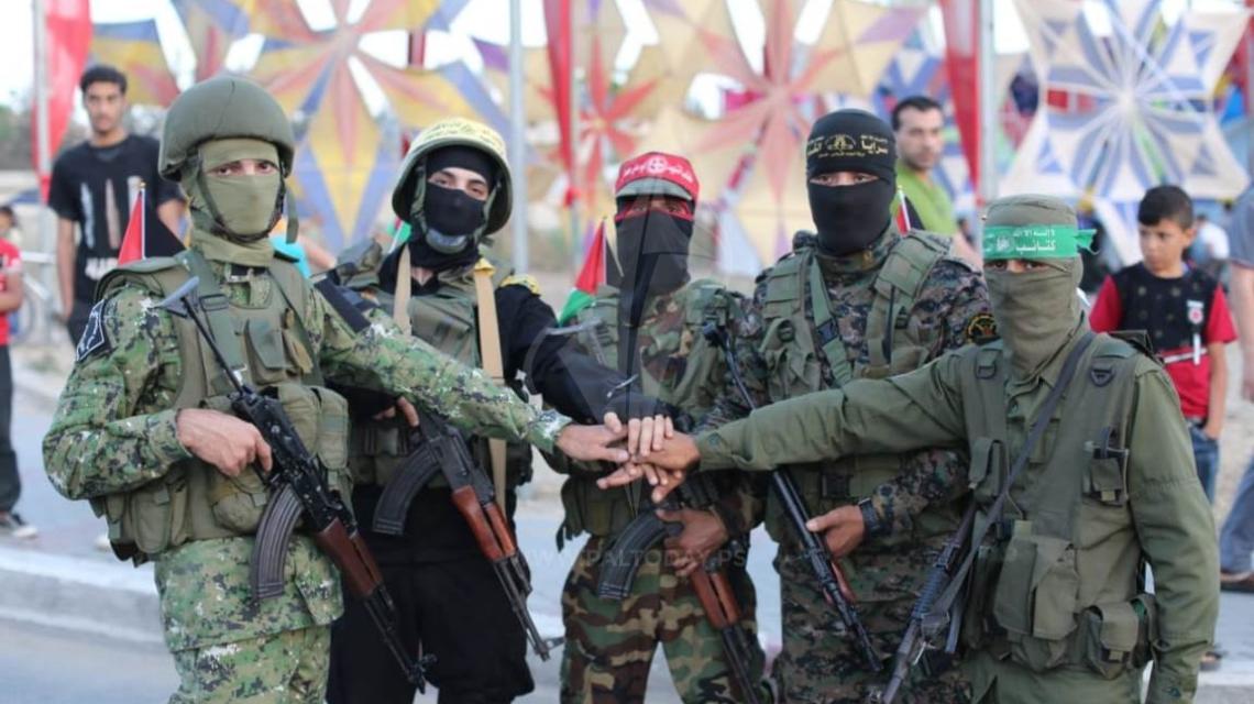 فصائل المقاومة الفلسطينية كافة في صورة مشرفة تقوم بحملة افطار صائم على المفترقات وسط قطاع غزة 