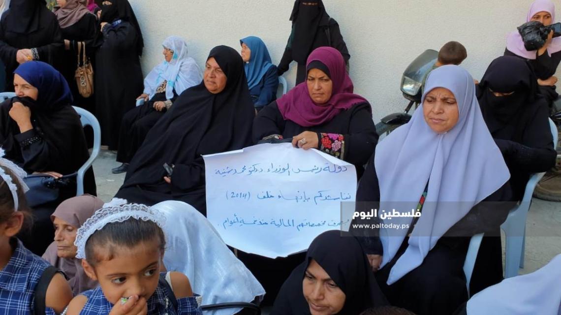 غزة..اعتصام اهالى الشهداء المقطوعة رواتبهم