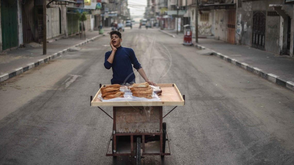 على العربة " كعك " الصباح الباكر .. مصدر رزق لشباب غزة