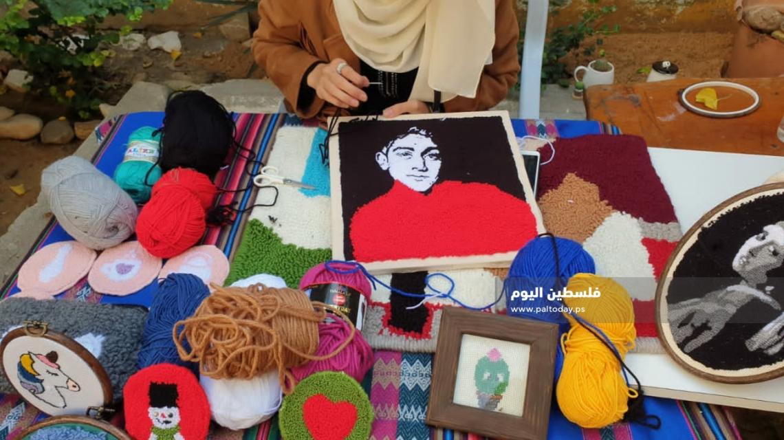 "آية المغاري" فلسطينية تجسد صور تذكارية وشخصيات عبر "الصوف والخيط"