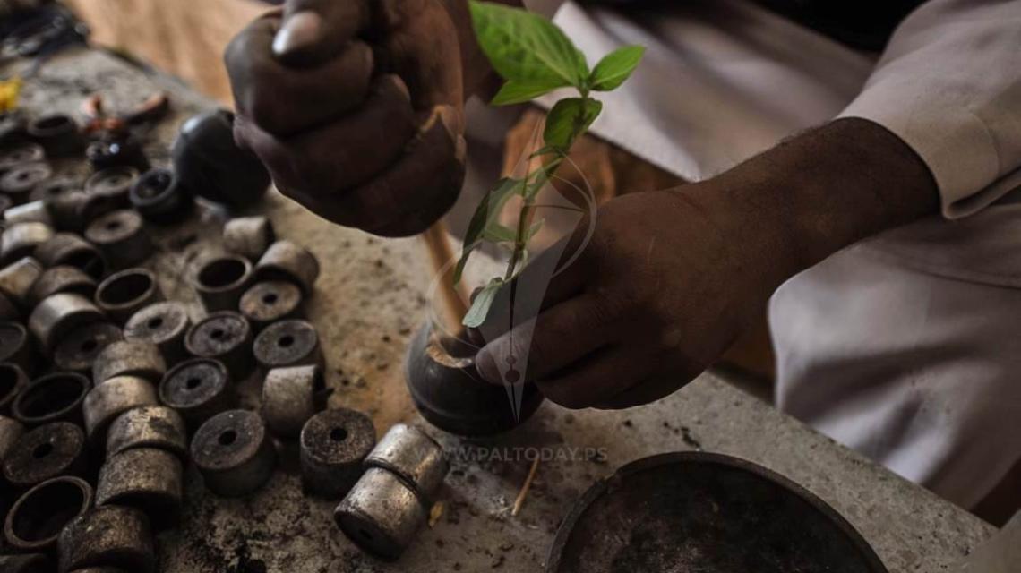 مواطن يحول قنابل الغاز التي يلقيها الاحتلال لأعمال فنية ‫