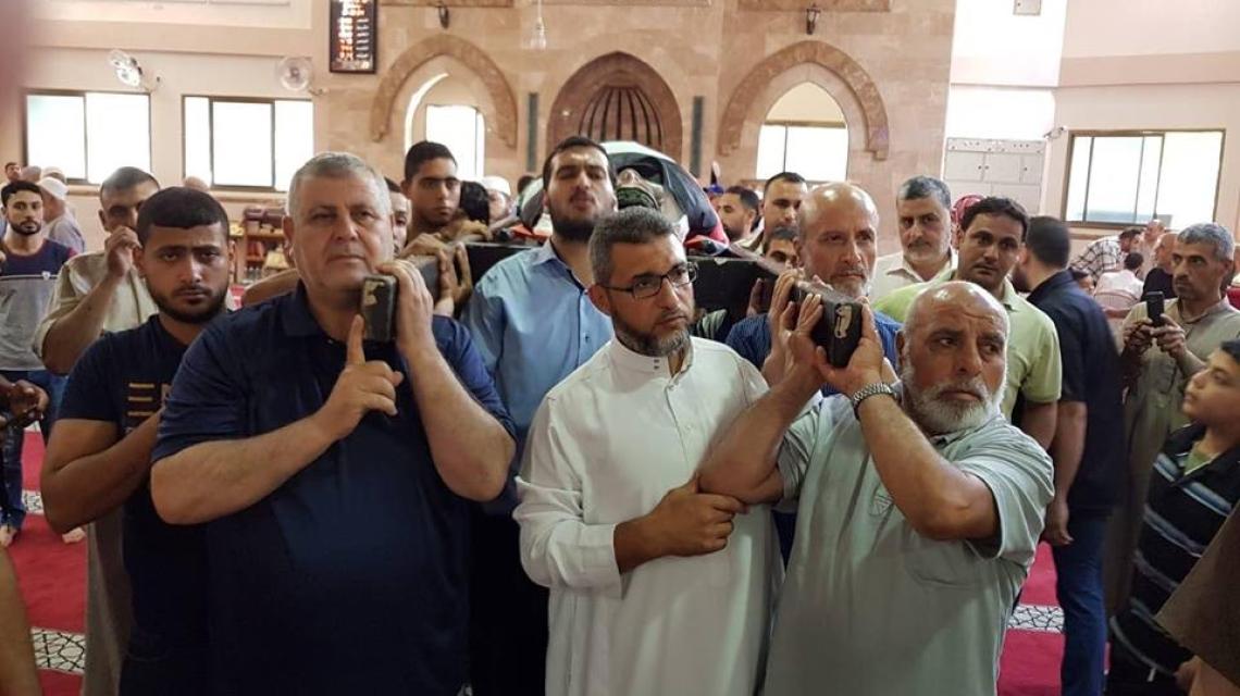 جماهير غفيرة تُشيع جثمان الشهيد حسين أبو عويضة "بائع البراد" في مدينة غزة