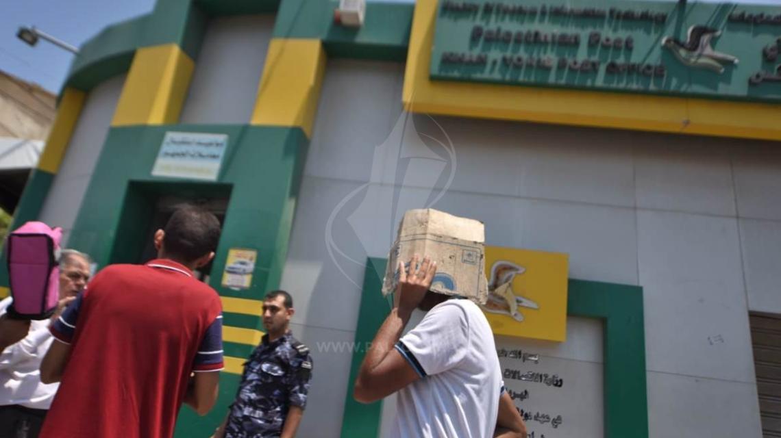 المواطنون يصطفون أمام بريد خانيونس تحت الشمس بانتظار المنحة القطرية