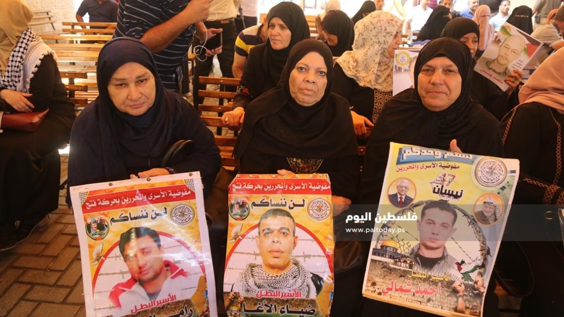 اعتصام اهالى الاسرى امام مقر الصليب الاحمر بمدينة غزة