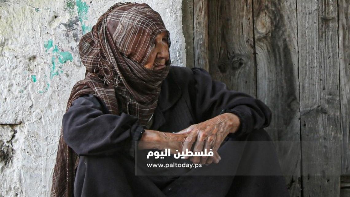 ملامح الهم والحزن على وجه مسنة تجلس أمام منزلها في حي الشجاعية عقب إعلان استشهاد الأسير سعدي الغرابلي