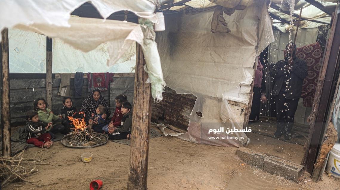 المنخفض الجوي يكشف أوجاع الأسر الفقيرة في غزة