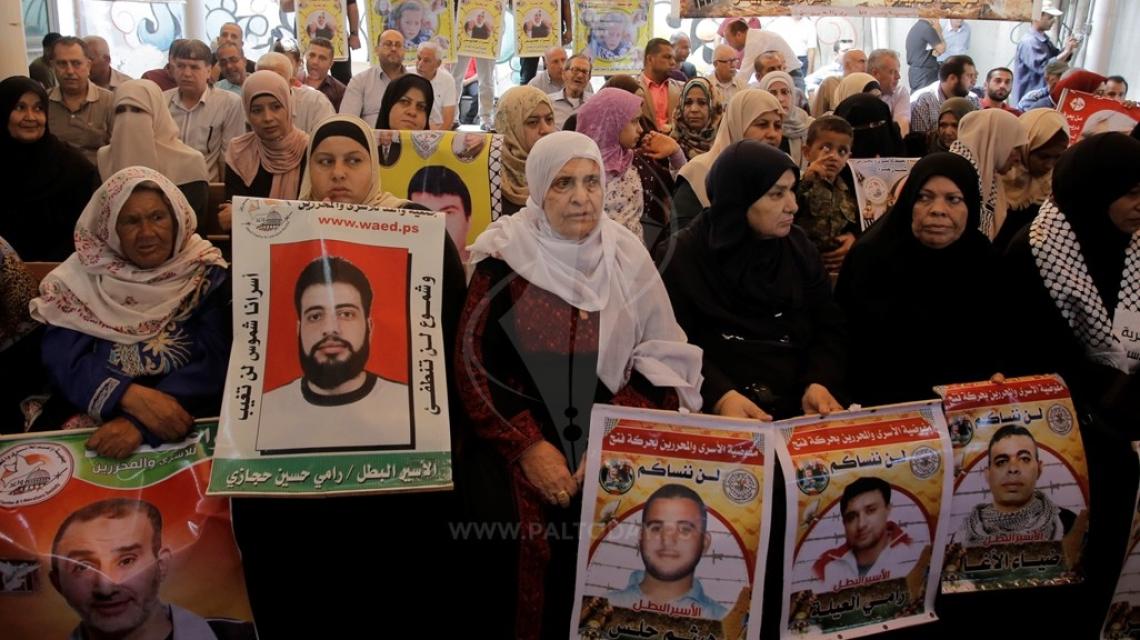 اعتصام اهالى الاسرى امام مقر الصليب الاحمر بمدينة غزة