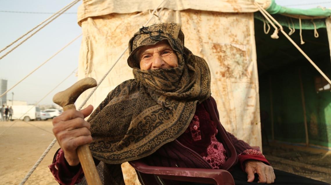رغم المرض وتعب الدهر.. امرأه ثمانينية تشارك في مسيرات العودة شرق قطاع غزة