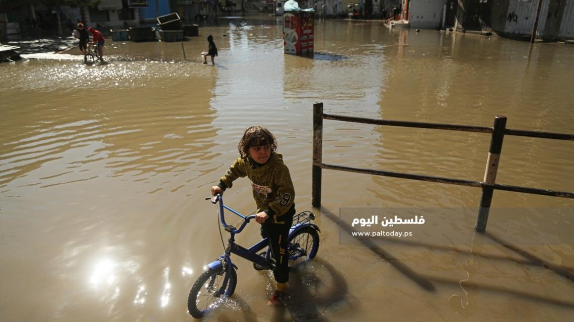 غزارة الأمطار تغرق شوارع كبيرة في مخيم جباليا