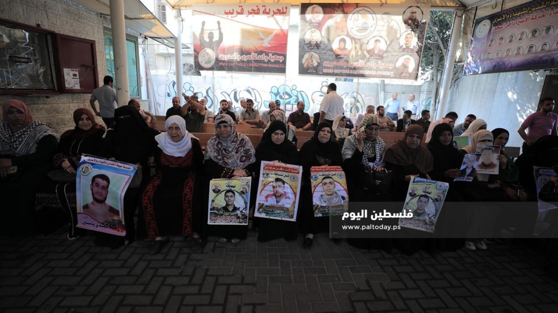 اعتصام اهالى الاسرى الاسبوعى امام مقر الصليب الاحمر بغزة 