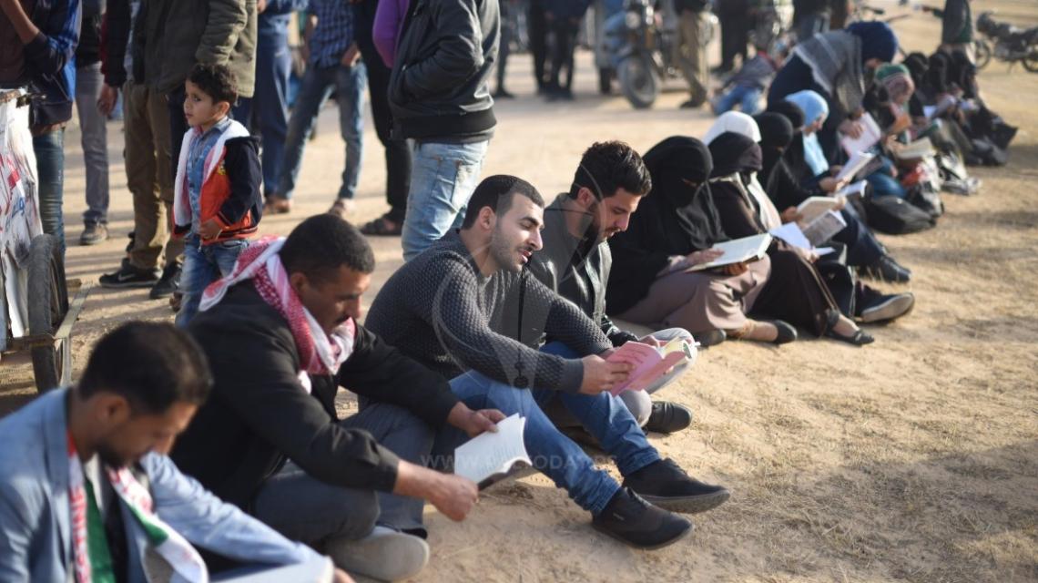 المشاركون في مسيرة العودة ينظمون أكبر سلسلة قراءة شرق رفح جنوب قطاع غزة