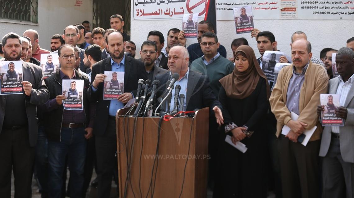 صحفيون يحتجون على استهداف زملائهم أمام ثلاجة الموتى بمجمع الشفاء
