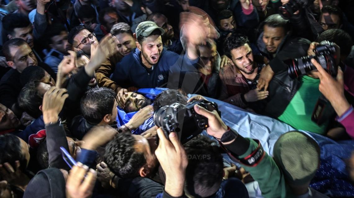 اللحظات الاولى لوصول جثمان الشهيد الصحفي أحمد أبو حسين إلى غزة