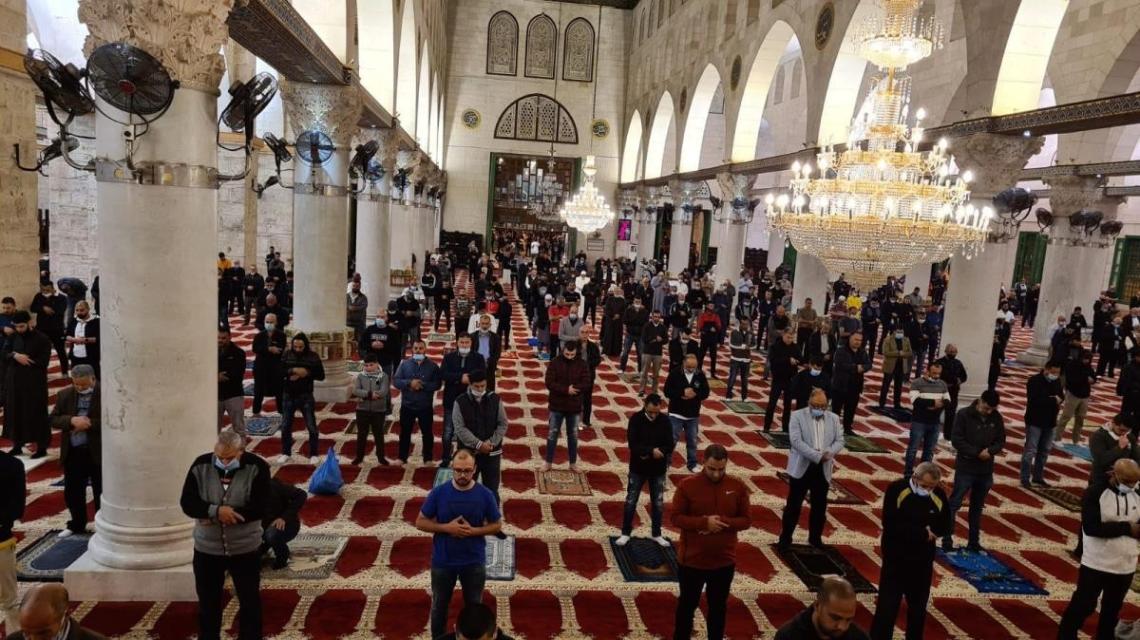 القدس - المقدسيون يؤدون صلاة الفجر في الأقصى لأول مرة بعد اغلاقه (70) يوما بسبب جائحة كورونا.